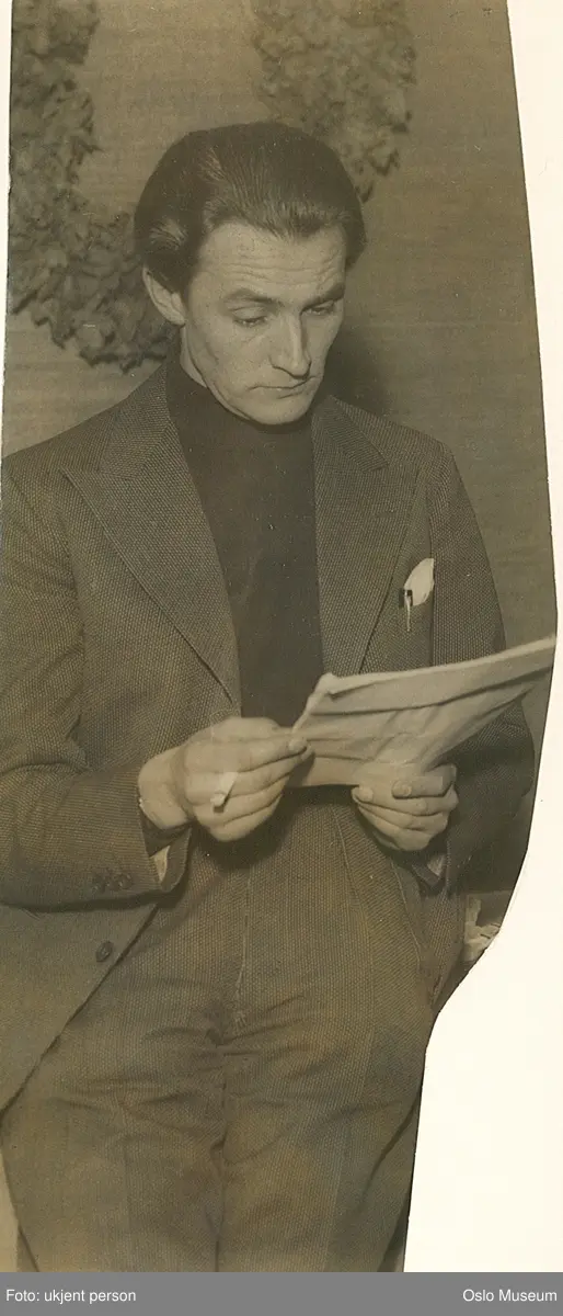 portrett, mann, skuespiller, teatersjef, stående knefigur, sigarett, manuskript