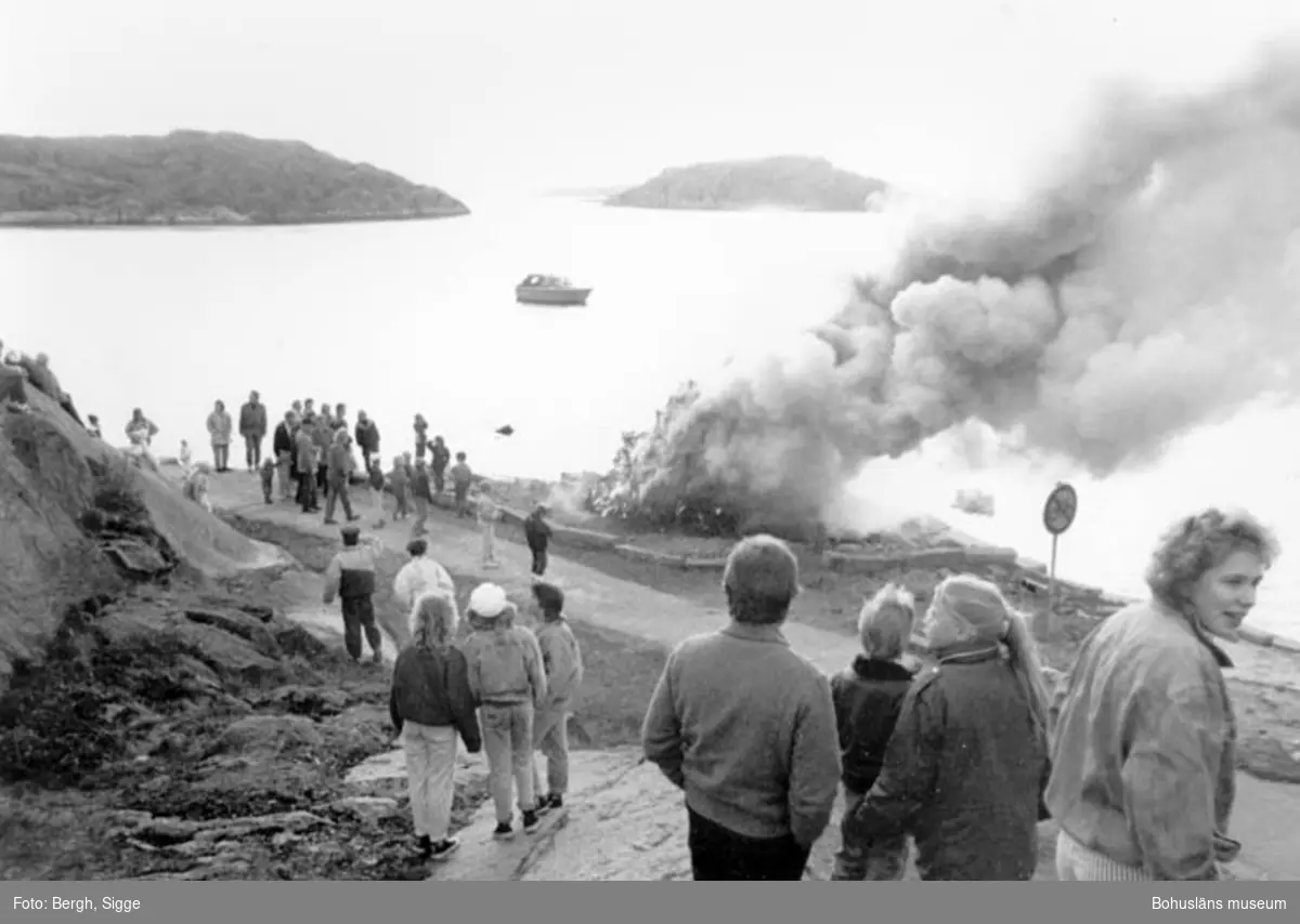 Enligt text på fotot: "Valborgselden tänd i Bovallstrand 1988".