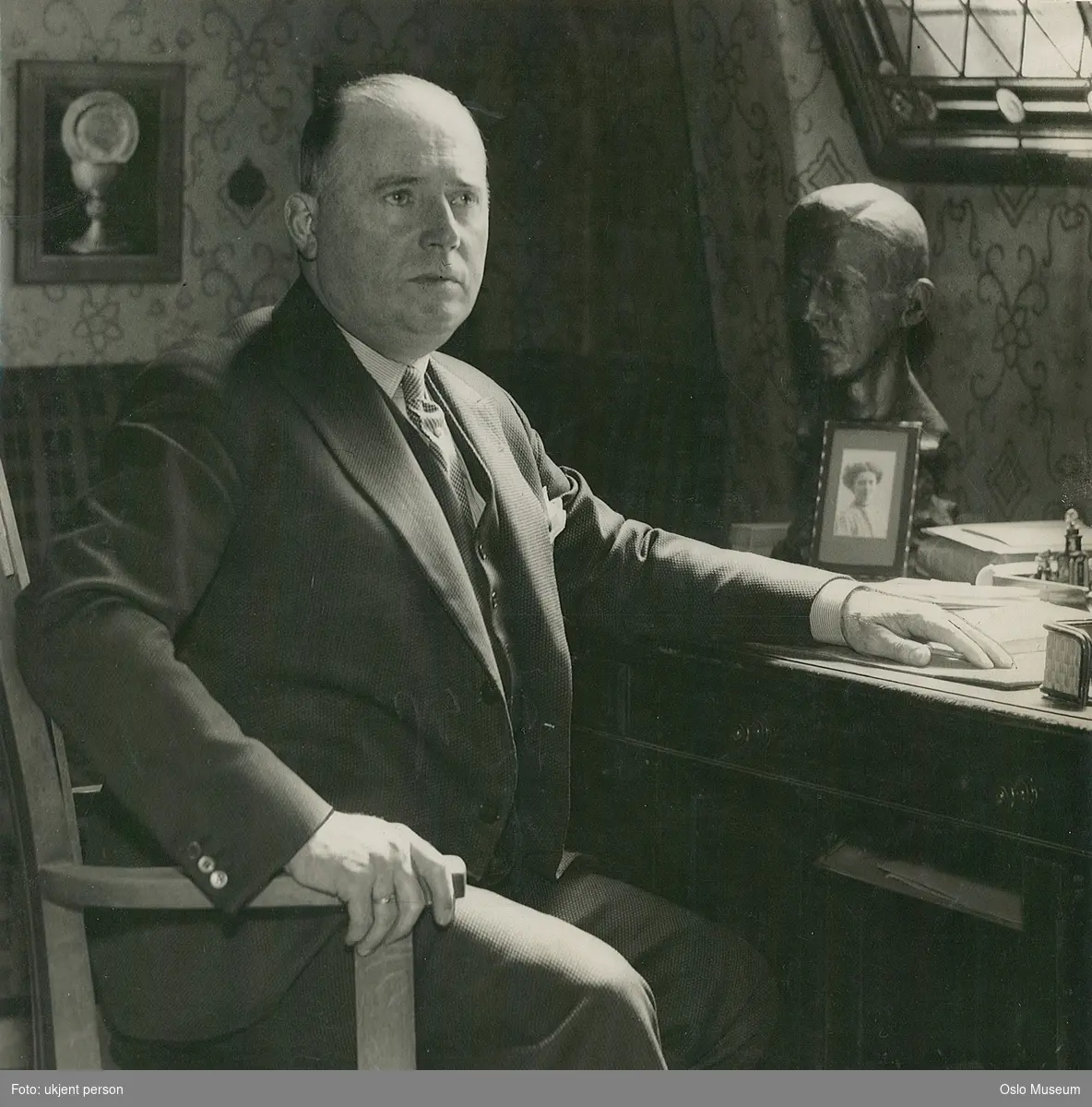 portrett, mann, gullsmed, sittende halvfigur ved skrivebord, portrettbyste