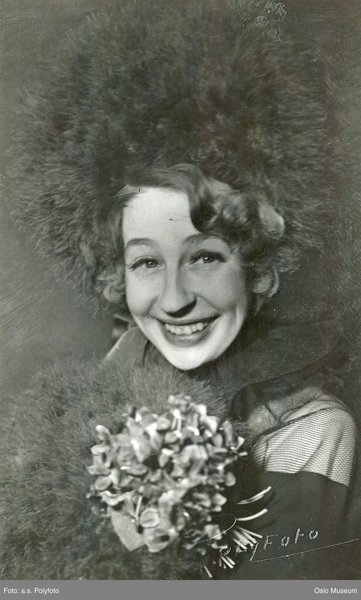portrett, kvinne, musiker, pianist, kabaretskuespiller, brystbilde, hatt, blomsterbukett