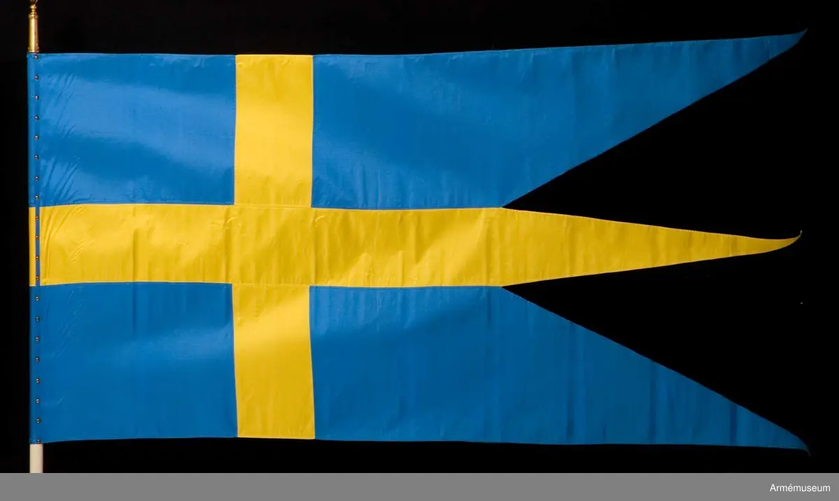 Grupp B I.

Duk av blått och gult siden typ örlogsflagga. Fodral av mörkt blått ylle. Spetsen med Gustav V:s namnchiffer.

Samhörande fodral, spets, kravatt.