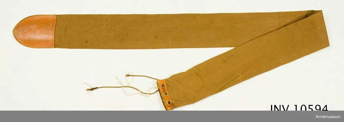 Grupp B I.

Tillverkad hos AB Greta Zachau's Flaggfabrik, Stockholm. Tillverkad och överlämnad till förbundet år 1927. Samhörande spets, kravatt, fodral, innerfodral. Höjd 1190 mm vid stången. Från Stockholms befälsutbildningsförbund genom polisassistent  H. L. Colliander.1974: