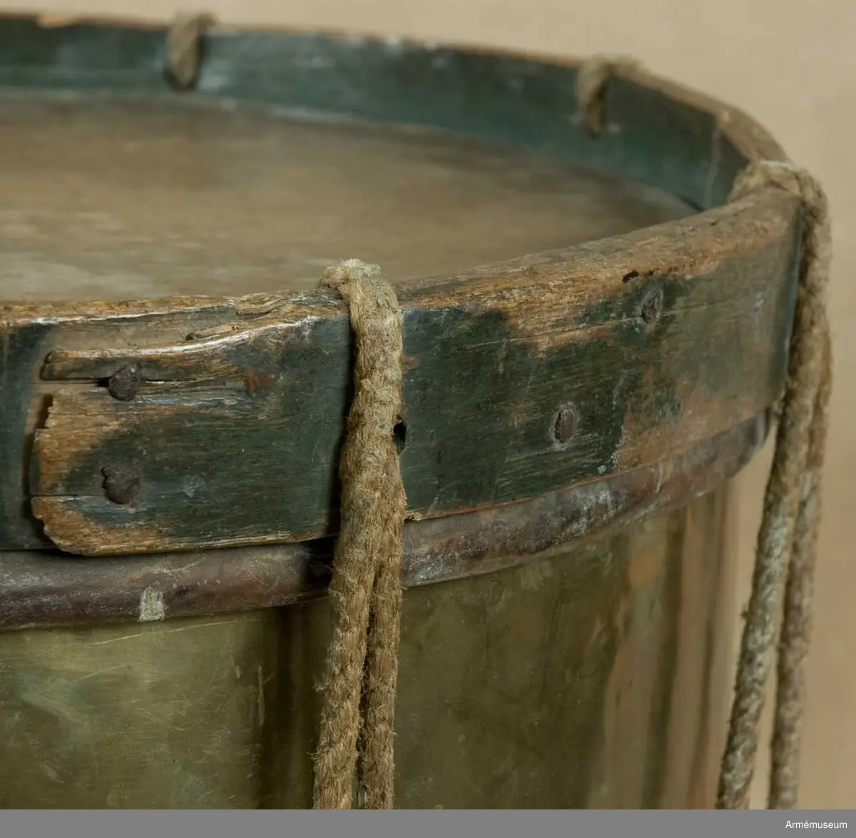 Grupp B III.
Gjord av mässingsplåt med grönmålade träramar. Snörad. Snarrsträngar har funnits, men saknas nu. Vingskruven, med hållare, för dessas spännande finns dock kvar. På hållaren är ingraverat: "Skänkt af P. (J) G. Bergman, Fendrich vid Borg.skapets Södra Bataile 5:te Comp. den 3 April 1764". Har en påsatt, oval kopparplåt med S:t Eriks bild, därikring är ingraverat: "Södra Batallions Femte Compagnie". Bärrem av brunt läder. Gåva från Borgerskapets militärkorpser. Tillhört Stockholms borgerskaps infanterikår./Mars 1939 A Lilliehöök. 