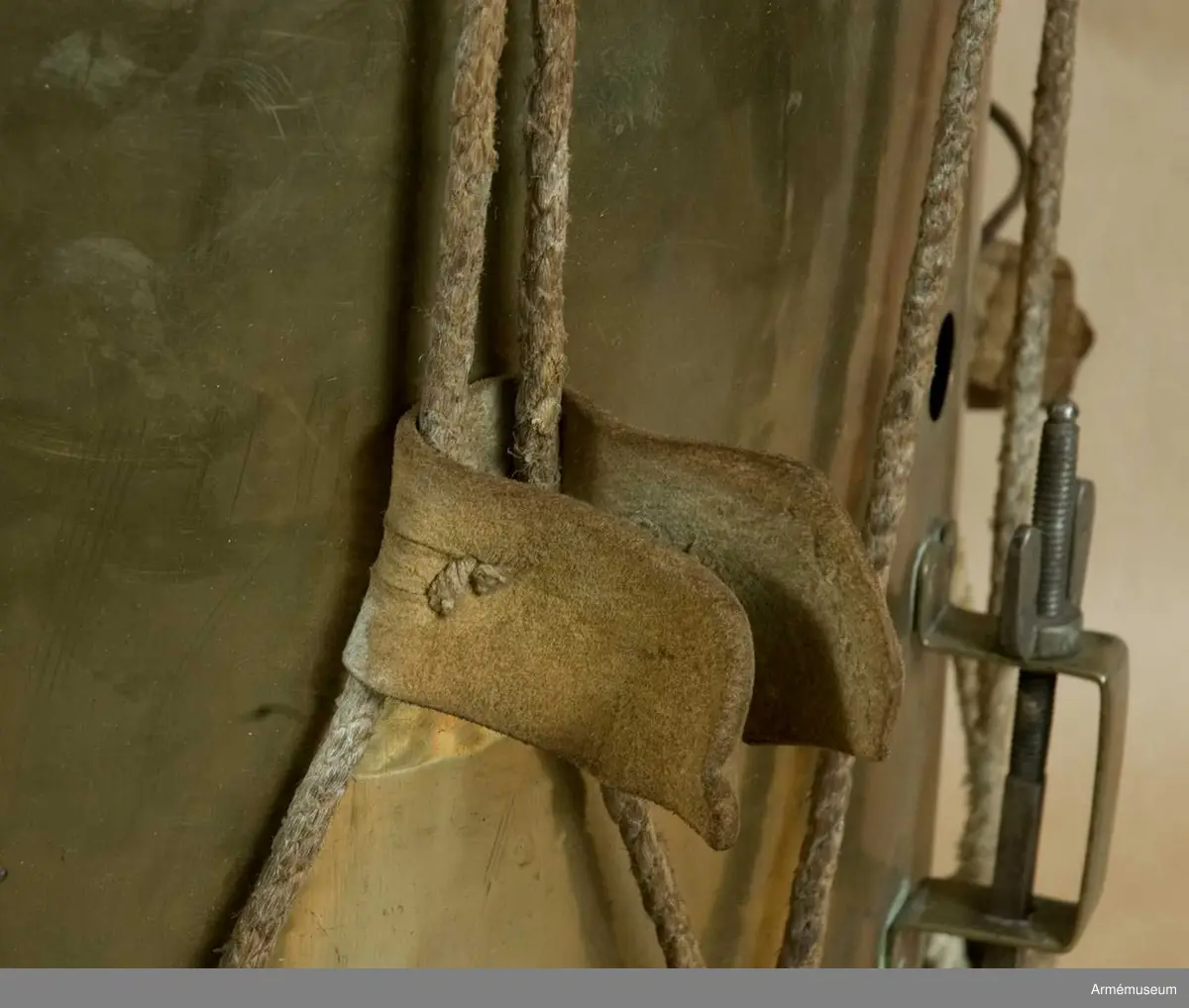 Grupp B III.
Gjord av mässingsplåt med grönmålade träramar. Snörad. Snarrsträngar har funnits, men saknas nu. Vingskruven, med hållare, för dessas spännande finns dock kvar. På hållaren är ingraverat: "Skänkt af P. (J) G. Bergman, Fendrich vid Borg.skapets Södra Bataile 5:te Comp. den 3 April 1764". Har en påsatt, oval kopparplåt med S:t Eriks bild, därikring är ingraverat: "Södra Batallions Femte Compagnie". Bärrem av brunt läder. Gåva från Borgerskapets militärkorpser. Tillhört Stockholms borgerskaps infanterikår./Mars 1939 A Lilliehöök. 