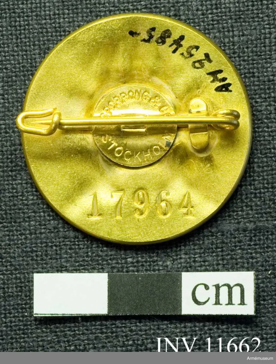 Grupp C I.

Tjänstetecken m/1946 till civil dräkt. 30 mm med säkerhetnål.