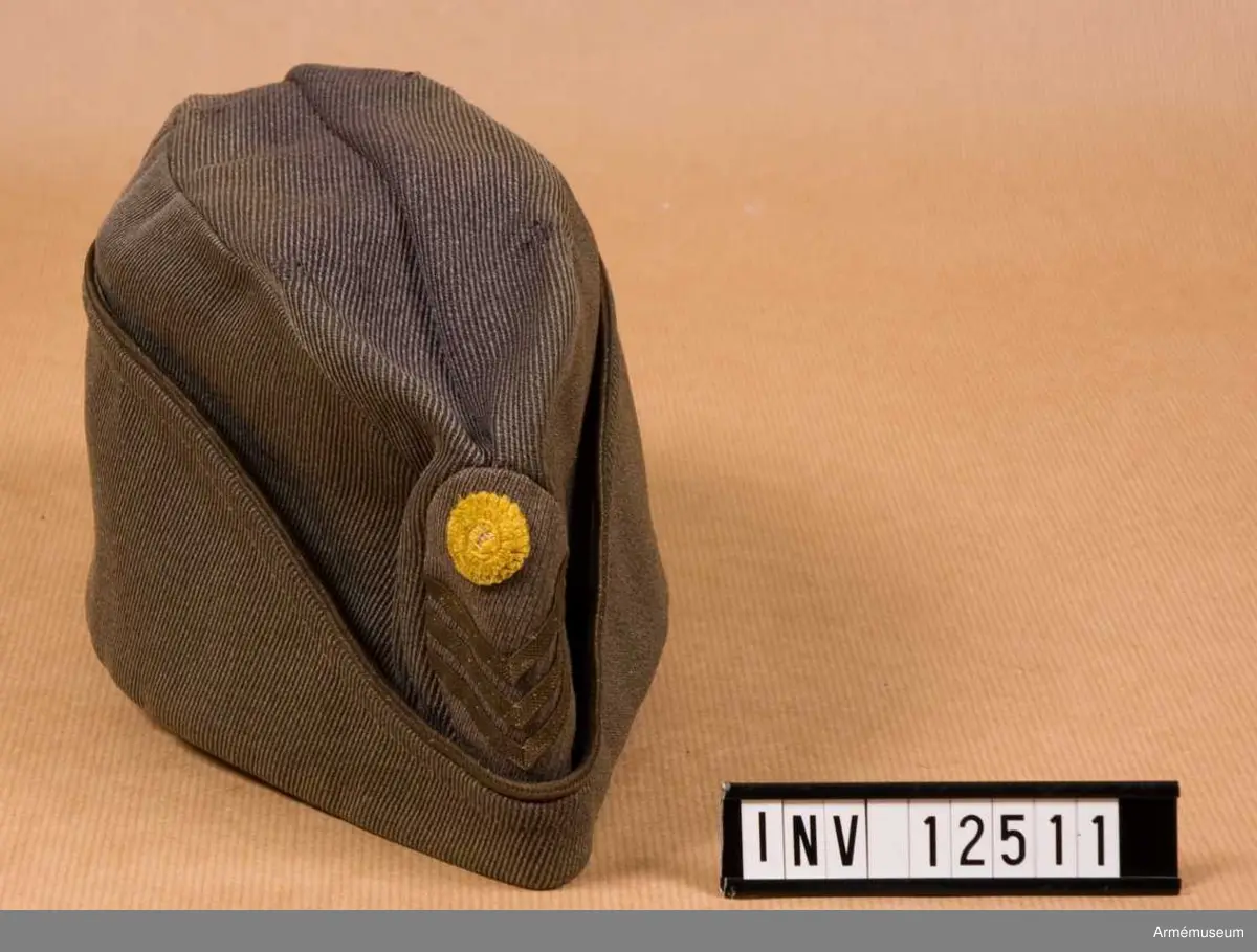 Grupp C 1.
Med gradbeteckning m/1939. Utan officersknapp.
Gåva av kapten och fru Lilliehök, Svärdsta säteri.