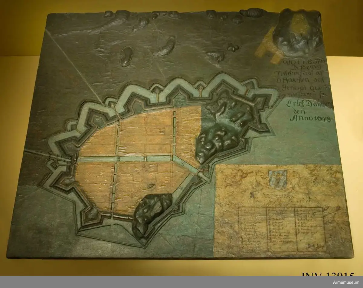Text på modellen: "GIÖTEBORG. A Bemg. Inlefwererat af Öffwersten och General quarter mestaren h. Erick Dahlberg den [---] Anno 1678". 

Modellen är utförd på en ekplatta 673x748 mm, 22 mm tjock. Höjderna är skurna i ek, pålagda, högsta höjd 25 mm. Befästningarna skurna i trä och pålagda, stadsplanen utförd på papper och klistrad, även grönområdena har pappersremsor under oljefärgen. I nedre högra hörnet påklistrat papper med text omgiven av två stående lejon, som håller Göteborgs vapen, trumpetblåsande putti, kanoner, ammunition och
fanor.

Texten är delvis utplånad, delvis senare ifylld. "Deliniation
uthaff Giötheborgh med dess stora förborg [?] vid Ryssskantz. Gidtheborg... januari a:o 1678".

A.  S... Erich
B. Gustavus primus
C. Johannes Rex
D. Carolus Rex
E. Gustavus Magnus
F. Johannes Dux
G. Carolus Dux
H. Cjristina Regina
I. Carolus Gustavus Rex
K. Carolus undecim Rex
L. Bostuga Bastion
M. Store Bommen
N. Sandgård?
O. Stora Otterhällan
P. Kvarnberget
Q. Swänska kiörkan
R. Tyske kiörkan
S. Södre port
T. Östre port
V. Wästre port
W. Stora canalen
X. Skiepshambn
Y. Lilla Bommen
Z. Slüssan och quarnarne
1. ... Tyghuset 2.
Provianthuset
3. Kruutkiällare
4. Rådhuset
Därefter följer fyra tecken med oläslig text, möjligen står repslagareberget
på ett ställe). Sist i uppräkningen står "David Lyding fecit".