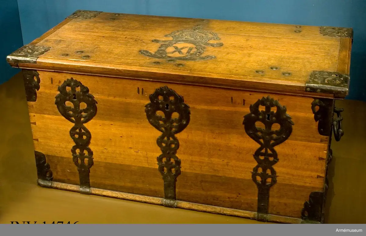 Grupp I IV.

Omålad. På locket bildar beslag Karl XI:s krönta namnchiffer. Tre fasta lås med två nycklar.