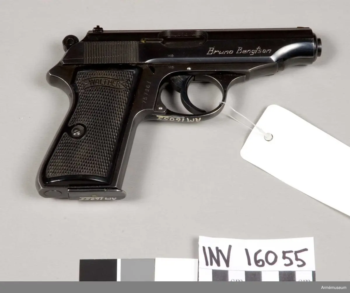 Halvautomatisk pistol modell PP, Walther. Tyskland. Tillv.nr: 757267. Handgrepp av kostmassa, märkt Walther. Märkt N med en krona. Walther Waffenfabrik Walther, Zella-Mehlis (Thür) Mod PP. Walther's Patent Cal 7.65 m/m. På vapnets högra sida ingraverat Bruno Bengtsson (vapnets ägare).