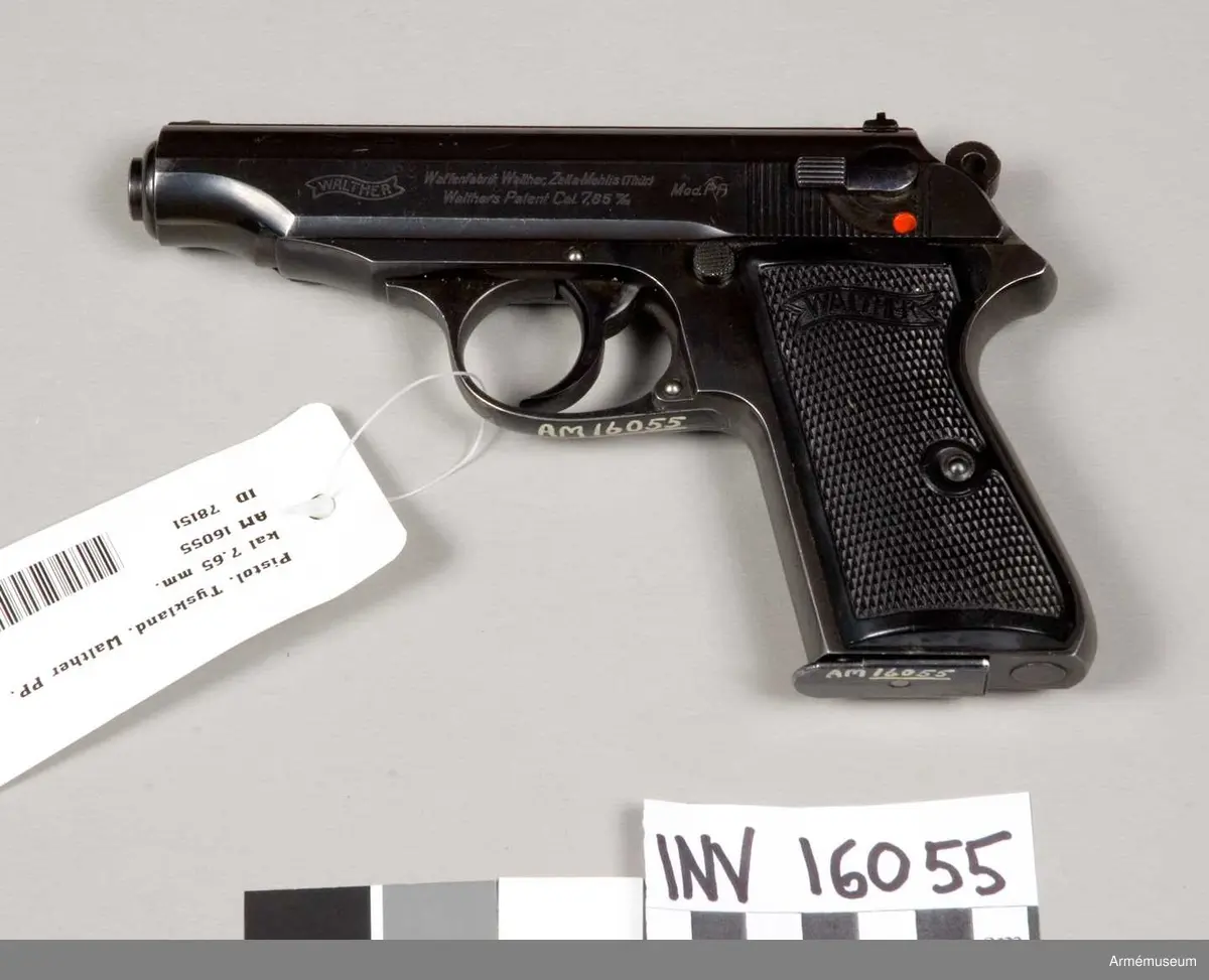 Halvautomatisk pistol modell PP, Walther. Tyskland. Tillv.nr: 757267. Handgrepp av kostmassa, märkt Walther. Märkt N med en krona. Walther Waffenfabrik Walther, Zella-Mehlis (Thür) Mod PP. Walther's Patent Cal 7.65 m/m. På vapnets högra sida ingraverat Bruno Bengtsson (vapnets ägare).