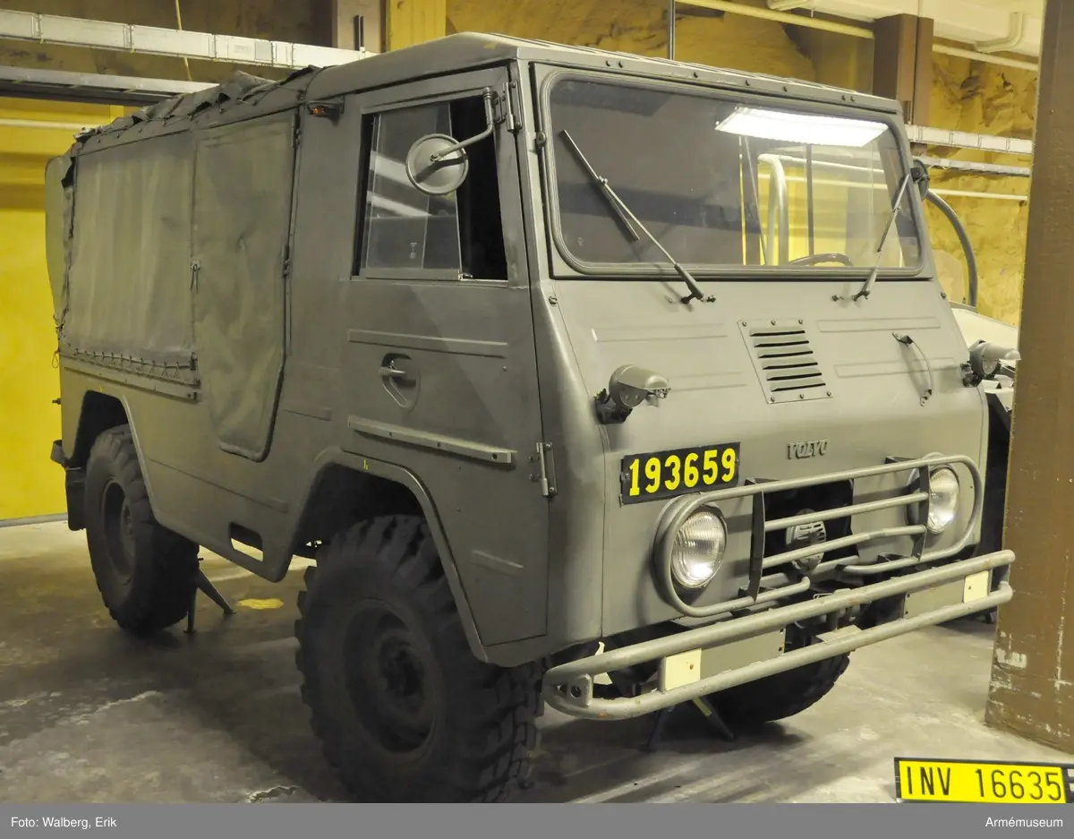 Fabrikat; typ och modell: Volvo L 3314 A PU/1966. 
Utrustad med utskjutningsanordningar och hållare för styrutrustning till RBS 52. Se tekniska data, Motorfordonsbok. 

Följande tillbehör påträffades 1991-03-01:
- Beskrivning del 1 + tillägg t pvrbtgb 9032;
- Motorfordonsbok 
- Batteri 12 V 57AH, M2672-101010;
- Domkraft 0, 6T Spec; M6296-013010;
- Dragtapp F7050-633601;
- Dunkslang 20 M1760-800510;;               
- Etui för glödlampor;
- Glödlampor 5 st 
- Glödlampa M2731-106412;
- Glödlampa M2731-262845; 
- Säkring M2486-840766; 
- Säkring M2486-840079; 
- Fettspruta 400 cc M6458-018010; 
- Huggyxa M6311-003000; 
- Hylsgrepp 19,5-21 F7050-210107 ; 
- Vridpinne F7050-210082; 
- Hänglås 40 mm M1671-004010; 
- Lysplatta 3 st M2760-001010; 
- Reservhjul 8.90 - 16; M1638-403610;
- Däck 8.90 -16/4T;
- Slang 8.90 - 16 ;
- Skivhjul 1696;
- Sladdlampa 10 M;
- Fodral;
- Glödlampa;
- Röd kåpa ;
- Teckenvisare;
- Verktygsväska;
- Isolerband;
- Huggmejsel;
- Kryssvinkelmejsel;
- Krysspårmejsel 1x7x150;
- Nyckel;
- Skiftnyckel nr 70;
- Skiftnyckel nr 31;
- Tappnyckel 13,4;
- Brännartång 200;
- Kombtång 175 mm 
- Penhammare 0,5 kg; M6210-005000;
- Dunk 20 L;
- Snöskyffel;
- Robotkabel;
- Styrkabel