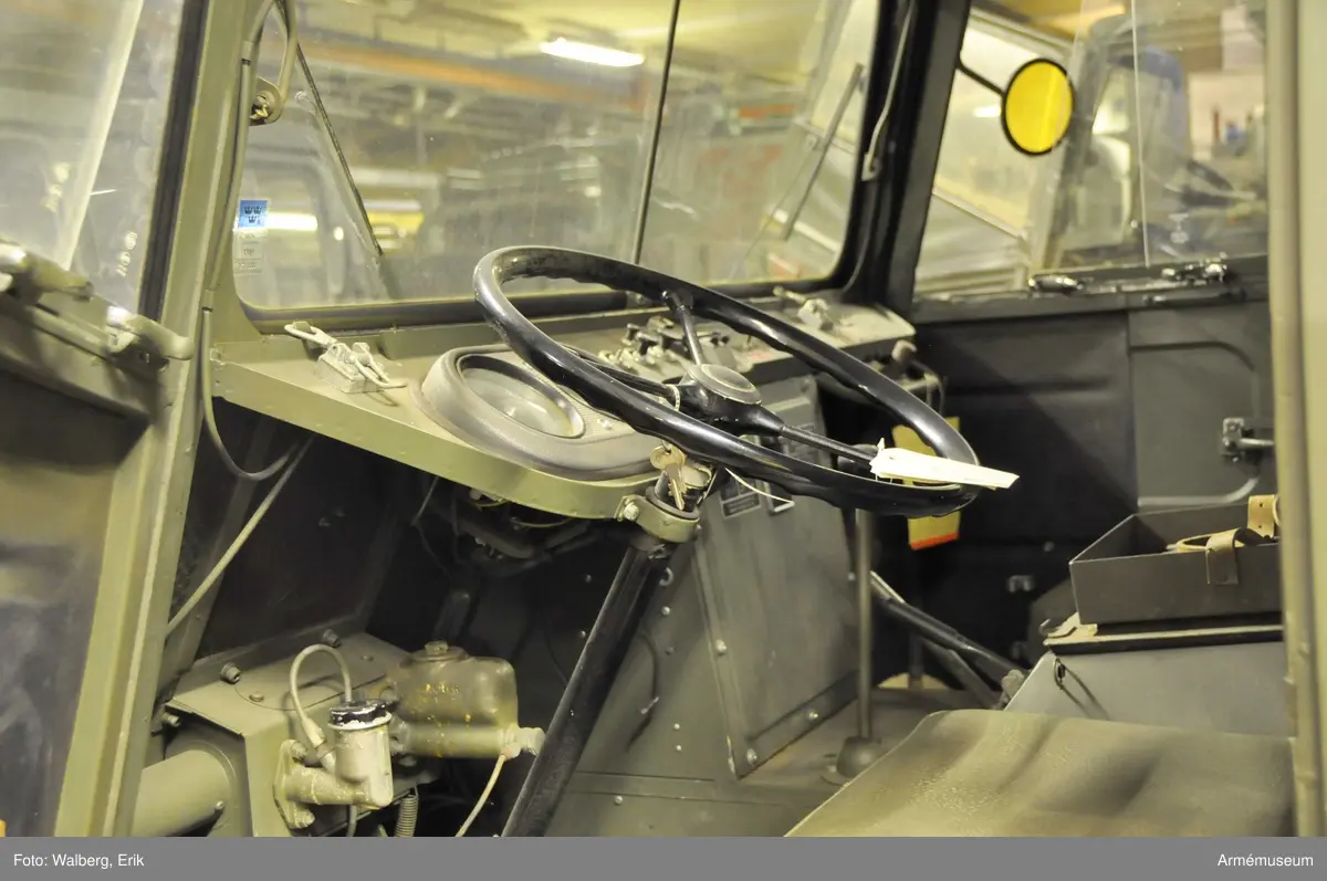 Fabrikat; typ och modell: Volvo L 3314 A PU/1966. 
Utrustad med utskjutningsanordningar och hållare för styrutrustning till RBS 52. Se tekniska data, Motorfordonsbok. 

Följande tillbehör påträffades 1991-03-01:
- Beskrivning del 1 + tillägg t pvrbtgb 9032;
- Motorfordonsbok 
- Batteri 12 V 57AH, M2672-101010;
- Domkraft 0, 6T Spec; M6296-013010;
- Dragtapp F7050-633601;
- Dunkslang 20 M1760-800510;;               
- Etui för glödlampor;
- Glödlampor 5 st 
- Glödlampa M2731-106412;
- Glödlampa M2731-262845; 
- Säkring M2486-840766; 
- Säkring M2486-840079; 
- Fettspruta 400 cc M6458-018010; 
- Huggyxa M6311-003000; 
- Hylsgrepp 19,5-21 F7050-210107 ; 
- Vridpinne F7050-210082; 
- Hänglås 40 mm M1671-004010; 
- Lysplatta 3 st M2760-001010; 
- Reservhjul 8.90 - 16; M1638-403610;
- Däck 8.90 -16/4T;
- Slang 8.90 - 16 ;
- Skivhjul 1696;
- Sladdlampa 10 M;
- Fodral;
- Glödlampa;
- Röd kåpa ;
- Teckenvisare;
- Verktygsväska;
- Isolerband;
- Huggmejsel;
- Kryssvinkelmejsel;
- Krysspårmejsel 1x7x150;
- Nyckel;
- Skiftnyckel nr 70;
- Skiftnyckel nr 31;
- Tappnyckel 13,4;
- Brännartång 200;
- Kombtång 175 mm 
- Penhammare 0,5 kg; M6210-005000;
- Dunk 20 L;
- Snöskyffel;
- Robotkabel;
- Styrkabel