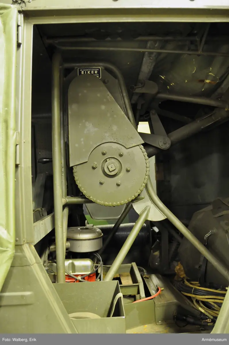 Fabrikat; typ och modell: Volvo L 3314 A PU/1966. 
Utrustad med utskjutningsanordningar och hållare för styrutrustning till RBS 52. Se tekniska data, Motorfordonsbok. 

Följande tillbehör påträffades 1991-03-01:
- Beskrivning del 1 + tillägg t pvrbtgb 9032;
- Motorfordonsbok 
- Batteri 12 V 57AH, M2672-101010;
- Domkraft 0, 6T Spec; M6296-013010;
- Dragtapp F7050-633601;
- Dunkslang 20 M1760-800510;;               
- Etui för glödlampor;
- Glödlampor 5 st 
- Glödlampa M2731-106412;
- Glödlampa M2731-262845; 
- Säkring M2486-840766; 
- Säkring M2486-840079; 
- Fettspruta 400 cc M6458-018010; 
- Huggyxa M6311-003000; 
- Hylsgrepp 19,5-21 F7050-210107 ; 
- Vridpinne F7050-210082; 
- Hänglås 40 mm M1671-004010; 
- Lysplatta 3 st M2760-001010; 
- Reservhjul 8.90 - 16; M1638-403610;
- Däck 8.90 -16/4T;
- Slang 8.90 - 16 ;
- Skivhjul 1696;
- Sladdlampa 10 M;
- Fodral;
- Glödlampa;
- Röd kåpa ;
- Teckenvisare;
- Verktygsväska;
- Isolerband;
- Huggmejsel;
- Kryssvinkelmejsel;
- Krysspårmejsel 1x7x150;
- Nyckel;
- Skiftnyckel nr 70;
- Skiftnyckel nr 31;
- Tappnyckel 13,4;
- Brännartång 200;
- Kombtång 175 mm 
- Penhammare 0,5 kg; M6210-005000;
- Dunk 20 L;
- Snöskyffel;
- Robotkabel;
- Styrkabel