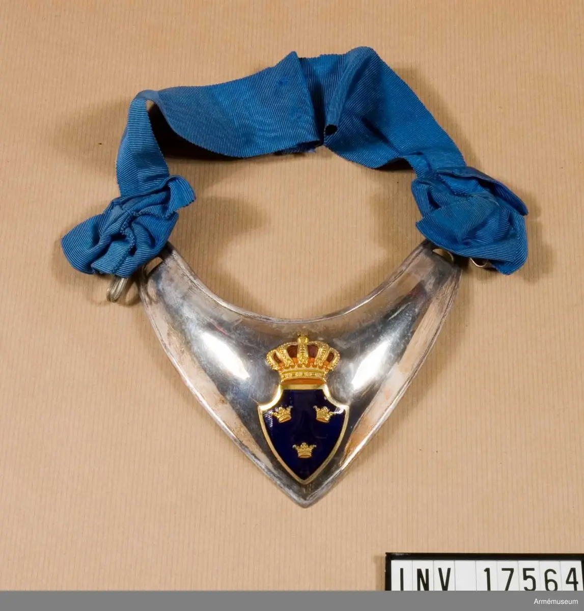 Med samhörande band.