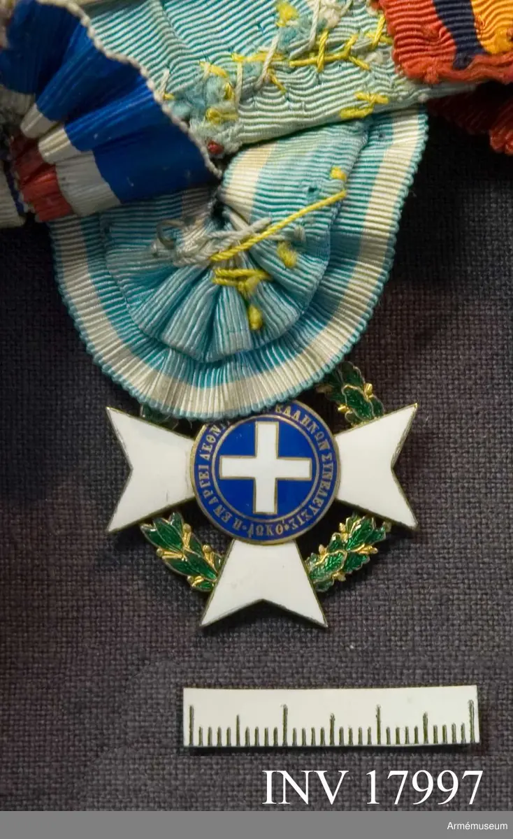 Grupp C I
Ett åttauddat, vitemaljerat Johanniterkors, vilande på en grönemaljerad krans av lager och eklöv. Mittskölden, ytterst av blå emalj, lydande: "Herre din högra hand är förhärligad med kraft" därinnanför Frälsarens bröstbild. 
På frånsidan likaledes en grekisk inskrift, som betyder "Grekernas fjärde nationalförsamling hållen i Argos 1829" innaför ett vitt emaljerat grekiskt kors på blå emaljbotten. Ovanpå korset en kunglig krona. Bandet, med kommendörsknapp, är ljusblått med vita kanter.