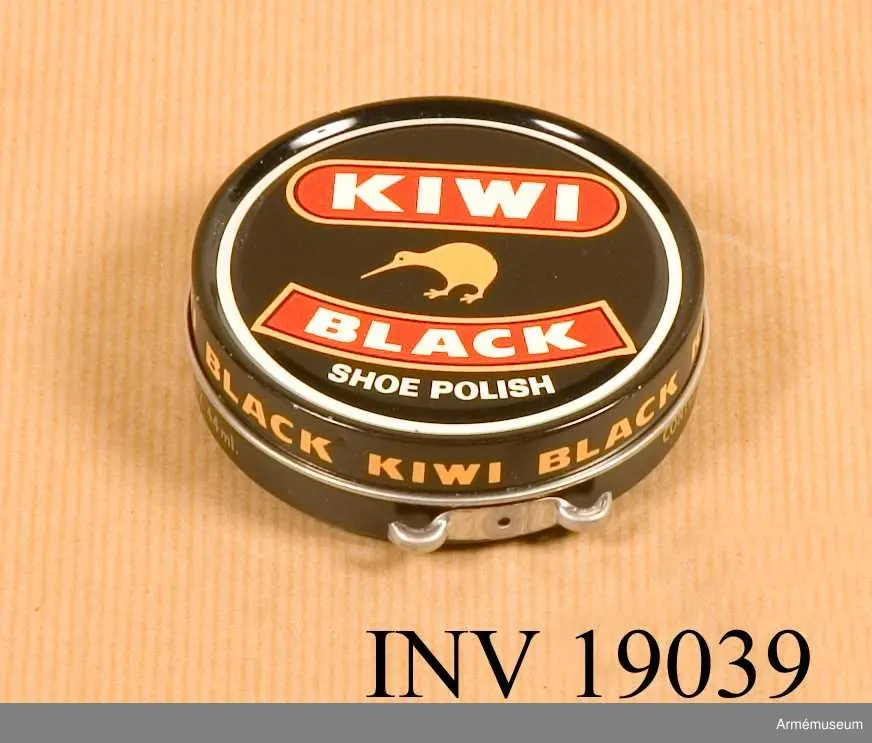 Skokräm.Svart skokräm av märket KIWI BLACK SHOE POLISH tillverkat i Frankrike. Packad i en svartmålad  plåtask, rund bestående av botten och lock.