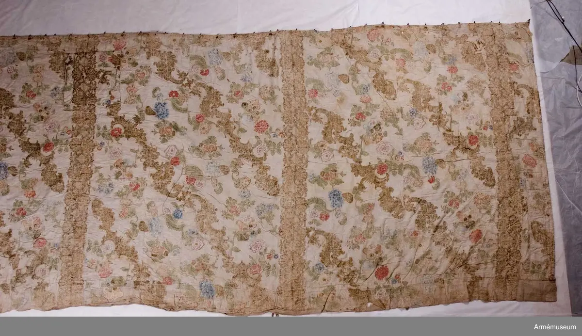 Tältvägg med utsida i linne och blommig insida. Mönstret tyder på 1700-tal och rokoko. Slingrande naturmotiv med blommor och frukter med ornamentik i ett ramverk av koraller och musslor. Pastell i rosa, pärlgrå och blågröna toner. 
Det Posseska tältet har troligen bestått av såväl ytter- som innertält. Antagligen var det Posseska tältet regementschefens bostad vid Axvalla hed under 1800-talets början. Omkretsen har troligen uppgått till 33 m.