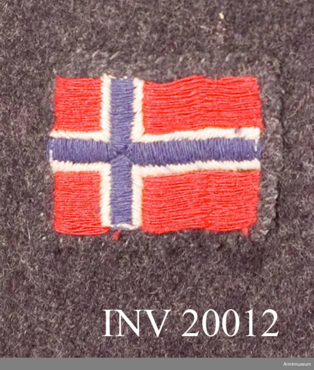 Blus eller kort jacka tillhörande uniform 1943 för manskap vid infanteriet i Norge.

Jackan är sydd av blågrått kläde, och är enkelknäppt med 5 knappar. Längs nedre kanten en 7 cm bred linning av samma kläde med bälte och spännen. Axelklaffar av samma kläde, l:120 mm, b:50 mm. Fastsydda vid ärmsömmarna och fästade vid vapenrocken med svarta plastknappar. Två bröstfickor med motveck, med fasonerade lock som knäpps med tre tryckknappar. Plagget är ofodrat. Infodringar samt två innerfickor är gjorda av mörktgrått bomullssatin. Knappar: På bröstet 5 st, på locken 2 st, vid ärmuppslagen 2 st. Alla är svarta plastknappar. Krage utan slag, liggande, knäpps med två hyskor och hakar. Ärmuppslagen rakskurna med sprund och knäppning. På högra ärmens övre del finns fastsydd tygmärke med norska flaggan. På vänstra ärmens övre del finns fastsydd ett svart tygmärke med ordet "Norway" broderat i vitt.

Grupp C I.