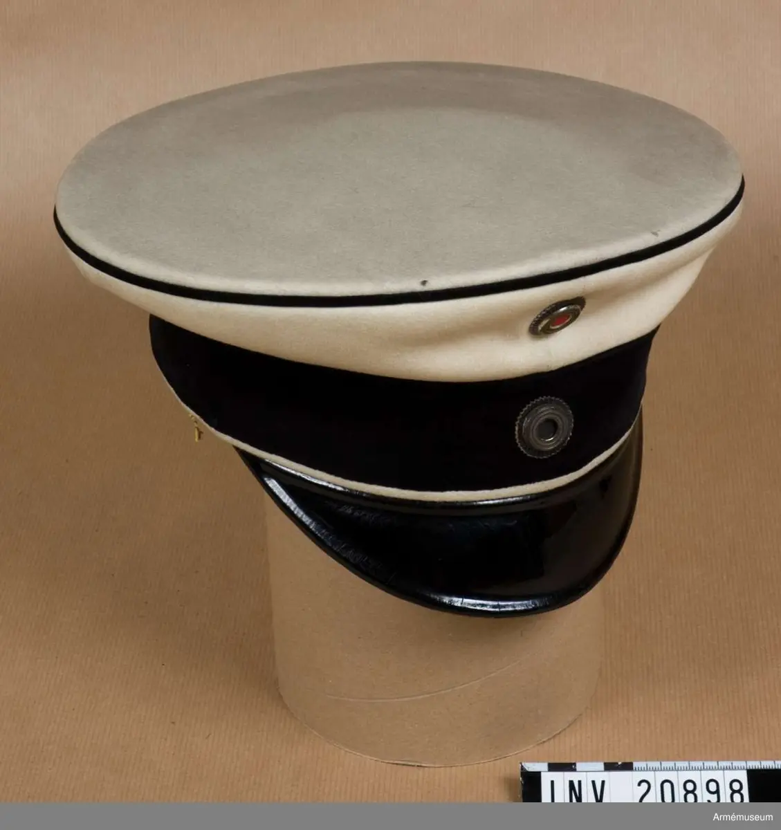 Av tyg med 45 mm brett sammetsbräm och vit passpoal längs nedre kanten samt vit kulle med svart sammetspasspoal på kullens övre del. Foder med ljust läderband och vitt siden med intryckt "H" =Hamilton, och grevlig krona ovanpå allt i guld. Kokarder: en under kullens övre kant i de tyska nationalfärgerna svart-vitt-rött. Vit ring av nysilver. I mitten av brämet den preussiska kokarden vit och svart. Även i den finns en ring av nysilver. Nysilverringar bars endast av officerare. Skärmen är av svart läder.