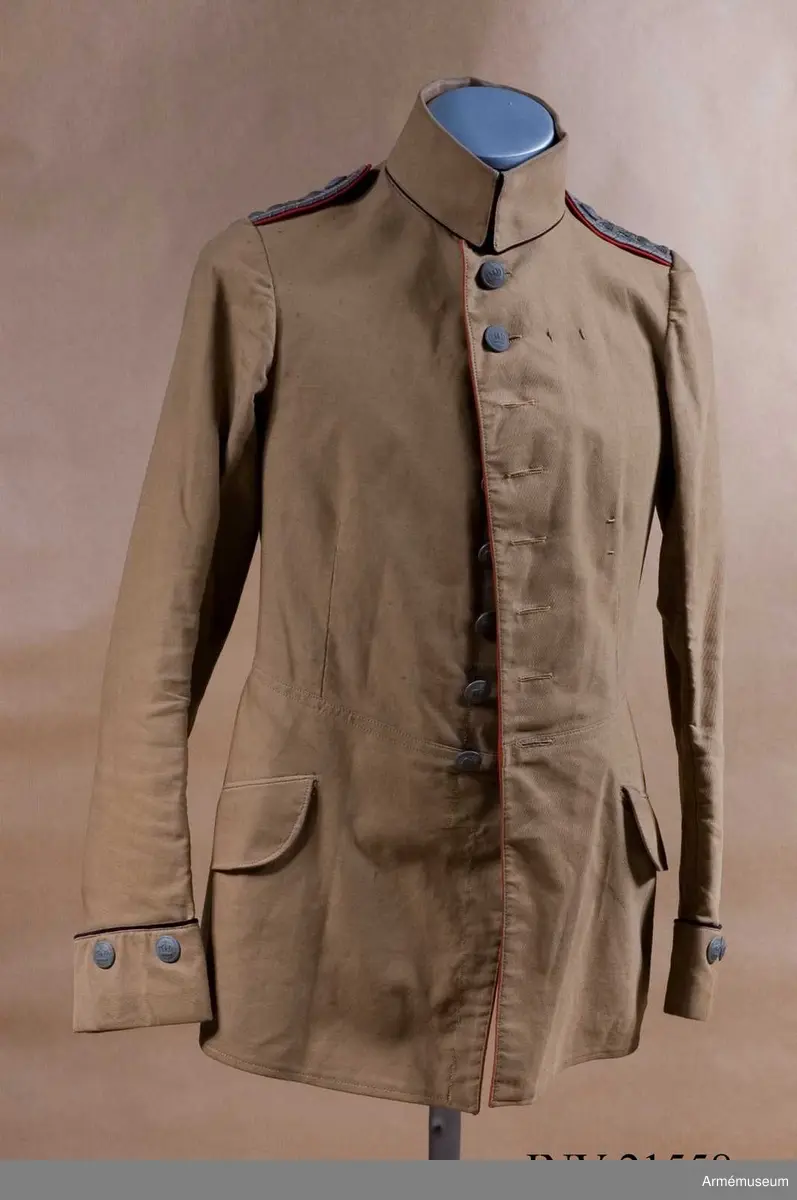 Grupp C I.
Ur uniform för kapten vid Fältartilleriregementet Grossherzorg Nr 14, Baden-Baden, Tyskland. Uniformen infördes för trupper på Balkan-fronten åren 1916-18. Buren av K Killander 1886-1951 under tjänstgöring i Tyska armén 1914-18.
Av brun kaki. Åtsittande. Enradig med 8 knappar. På båda backfickorna tvåuddigt lock, vardera med 3 knappar. På framsidan finns twå sneda fickor med lock. Axelklaffar, l:110 mm, b:45 mm. På axelklaffarna två stjärnor =kaptens grad flammande granat - artilleriets kännetecken. Foder saknas. Knappar grå matta, metall med ingraverad krona, d:20 mm. Krage dubbel nedviken med svart passpoll på kragens fram och nedre kant. Passpoaler, röda, längs rockens främre kant och på bakfickorna.  Ärmuppslag, rakskuren, 6 cm höga med 2 knappar och svart passpoal vid ärmuppslagets övre kant.