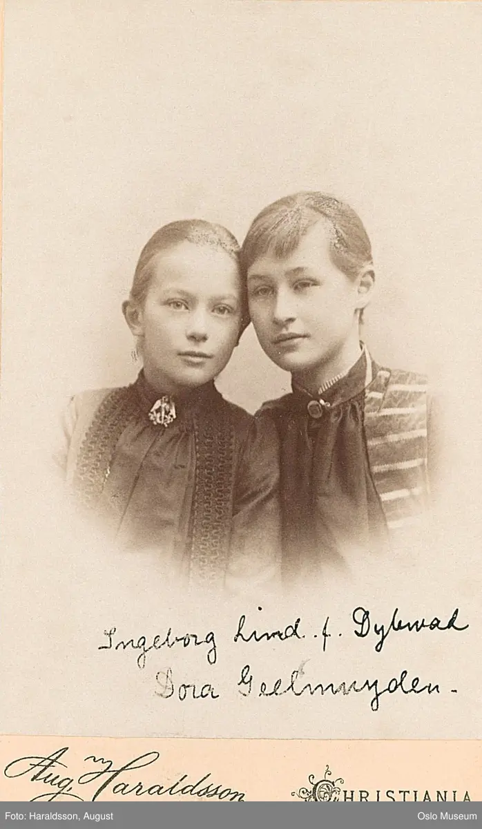 dobbeltportrett, jenter, vignettert brystbilde