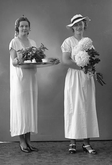 Enligt fotografens journal nr 6 1930-1943: "Nelson, Fr. Nora o Birgit Enander Här".