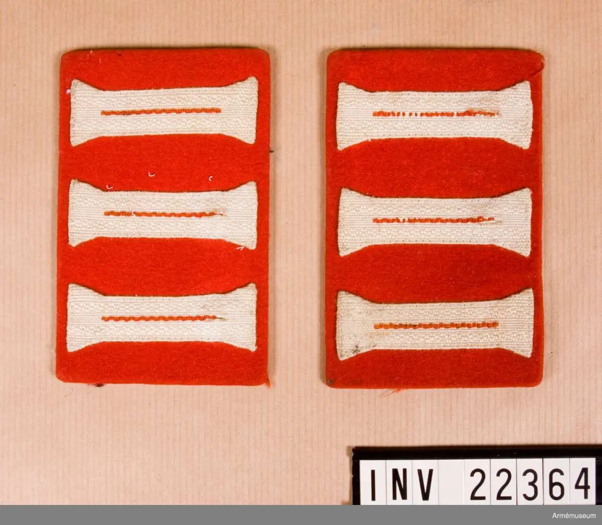 Med knapphål.
För manskap eller underofficer.