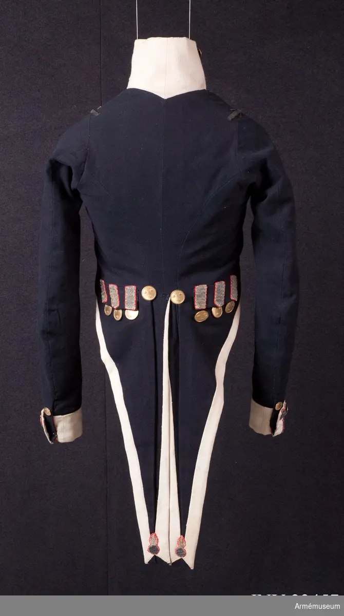 Mörkblå frack med vita detaljer och förgyllda mässingsknappar.

Fracken är sydd av blåsvart fint kläde, med vit, hög krage som i nacken bak går ned i en spets. Uddig guldgalon på kragen och tre knappar av mindre modell än mitt fram. Sidenband på båda axlarna för fastsättning av epåletter. Ärmuppslagen är vita med två guldgaloner på varje med knappar upptill. På bakstycket blindfickor med guldgalon på röd matta; tre stycken med knappar nedanför på frackskörten. Skörten är fodrade med vitt, tunt ylletyg som även använts till uppviken. Två granater som är en symbol för grenadjärerna är broderade  med metalltråd längst ner i skörtens spetsar.
I livet bak sitter två knappar som dekoration. Fram knäpps fracken med 6 stora guldknappar med tre kronor på räfflad botten.
Fracken är konstruerad med fram- och sidstycken i ett. Sidorna går ner och bildar tudelat frackskört bak. Båden har varit fodrad med rött fint ylletyg, troligen en rask. Under konservering har fodret ersatts med rosa sidentyg i sidorna. Ärmarna är fodrade med fint vitt linne, men den nederste delen av ärmen har en infodring av samma röda tyg som i bålen.