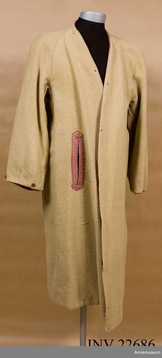 På insidan finns en etikett med text: "MEA Trenchcoat Stockholm".