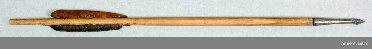 Samhörande gåva: 23411-7, pilar.
Grupp E I.
Inköpta från Landsmuseum i Zürich.