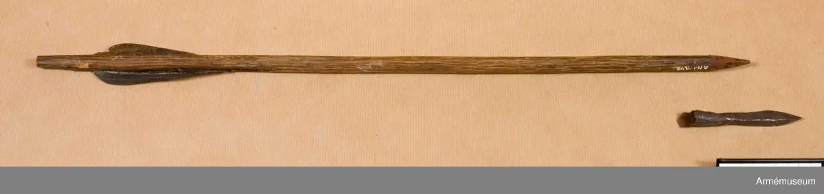 Samhörande gåva: 23411-7, pilar.
Grupp E I.
Inköpta från Landsmuseum i Zürich.