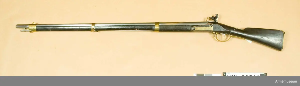 Gevär med flintlås, på pipa och lås årtalet 1799. Jfr AM 1932:7494.