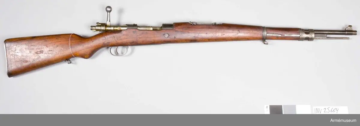 Grupp E II
På pipans och lådans V sida finns text med kyrilliska bokstäver som i översättning betyder "Staten Jugoslavien. Krigsteknisk fabrik - Kragojevad". På kolvens H sida finns Peter II:s krönta namnchiffer. 