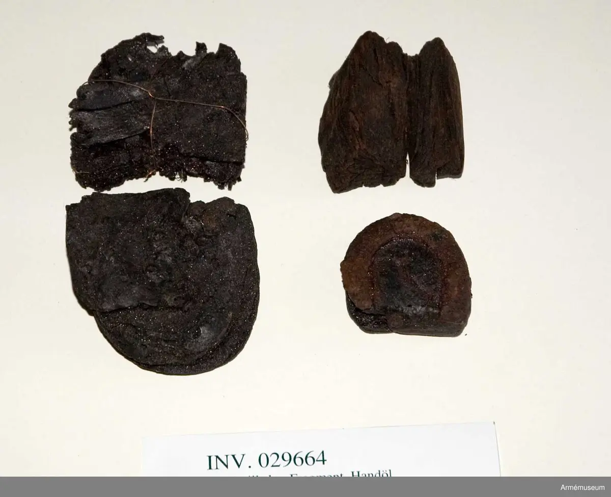 Grupp C I.
Av läder och trä.