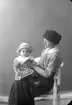 Enligt fotografens journal nr 3 1916-1917: 