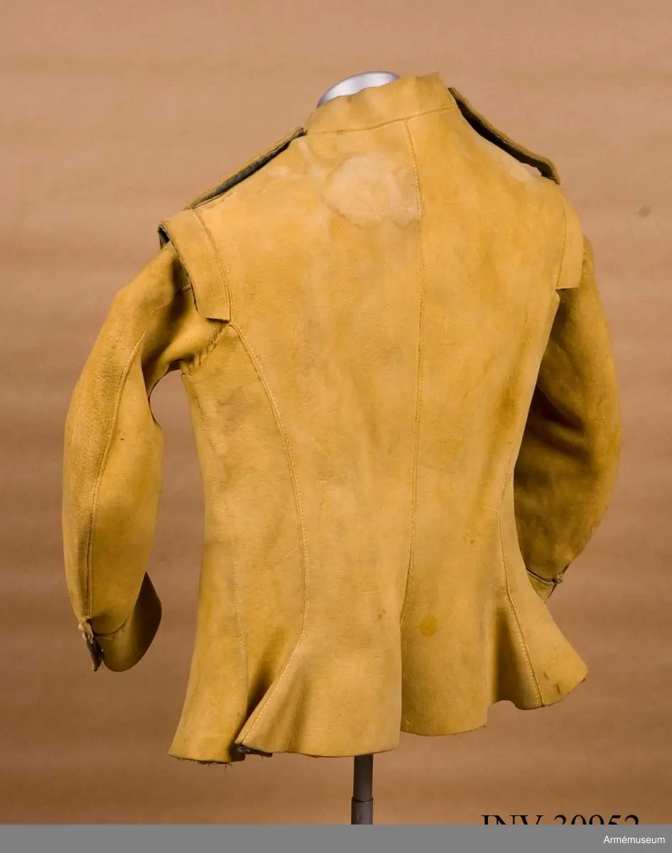 Kyller av gul älghud med blå linneband som kantning på insidan. Lätt utsvängt nertill med litet skört bak. Uppvik framtill, axelkarmar och låg krage.  Kragens linneband är i dag i upplösning och bara några trådar finns kvar.
Helt framtycke, och delat bakstycke samt två separata sidstycken. Sidsöm under ärmen.
Formade tvåsömsärmar med ärmuppslag. Ärmuppslagen har blå passpoal och sprund som knäpps med 3 koniska knappar klädda med sämskskinn i samma färg. Ett fjärde knapphål som är igensytt talar om att plagget blivit omsytt vid något tillfälle. En rad hål efter stygn på insidan av höger framstycke visar att plagget har haft en knappstolpe/underlott.
Axelklaffar fodrade med blått linne som knäpps vid kragen med samma knappar som ovan.
Plagget knäpps kant i kant mitt fram med 12 stycken hyskor och hakar av metall. Alla sömmar är sydda med oblekt lintråd.
Märkt inuti ryggen med "N 2".