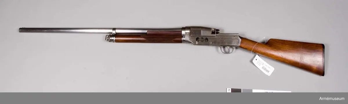 Grupp E XIV.
Automatisk kaliber 12. Mekanismen delvis genomskuren, vapnet för övrigt Sjögrens system 1908.
