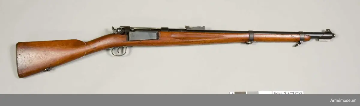 Grupp E II.
På lådans V sida står "M.89". Under kunglig krona "H R 1929". Nedanför, på stocken, under kunglig krona "HV 40".