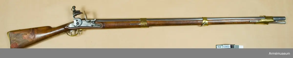 Gevär. Rep.modell 1815. Preussiskt lås med muskötkaliber. På låsblecket otydliga stämplar.