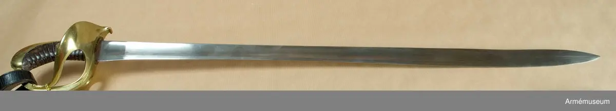 Stålklinga med ässingsfäste och läderklädd kavel.