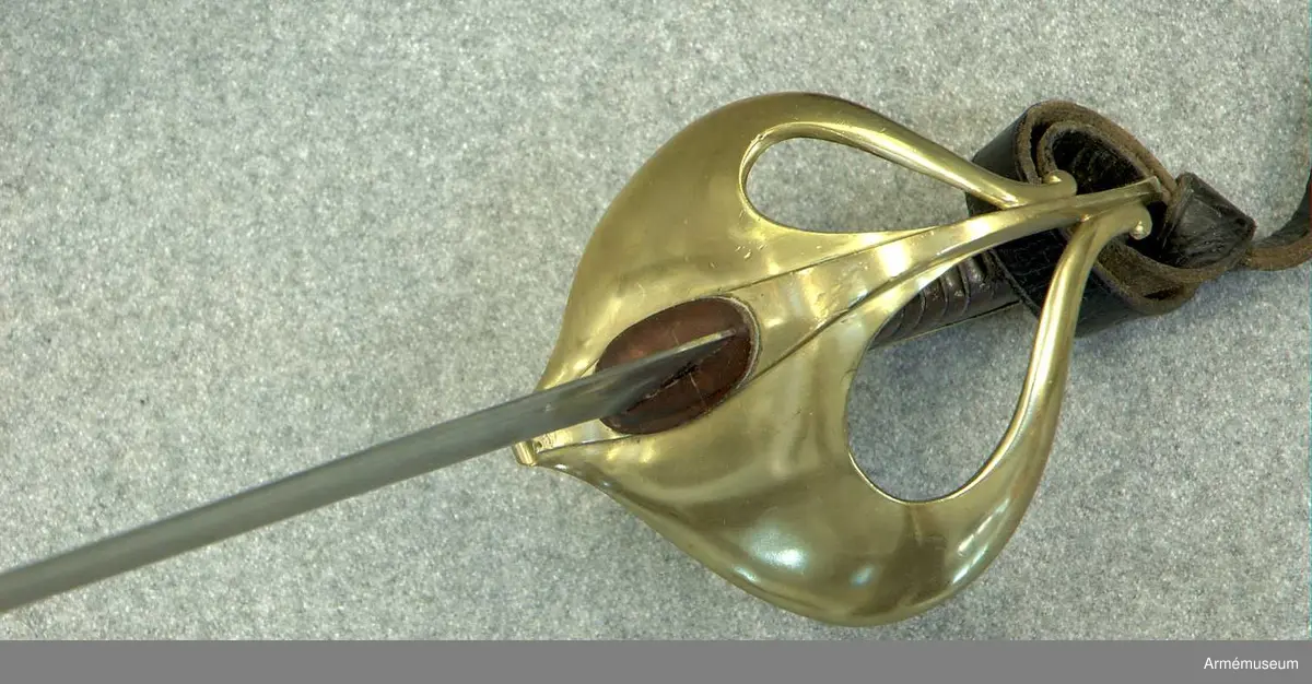 Stålklinga med ässingsfäste och läderklädd kavel.