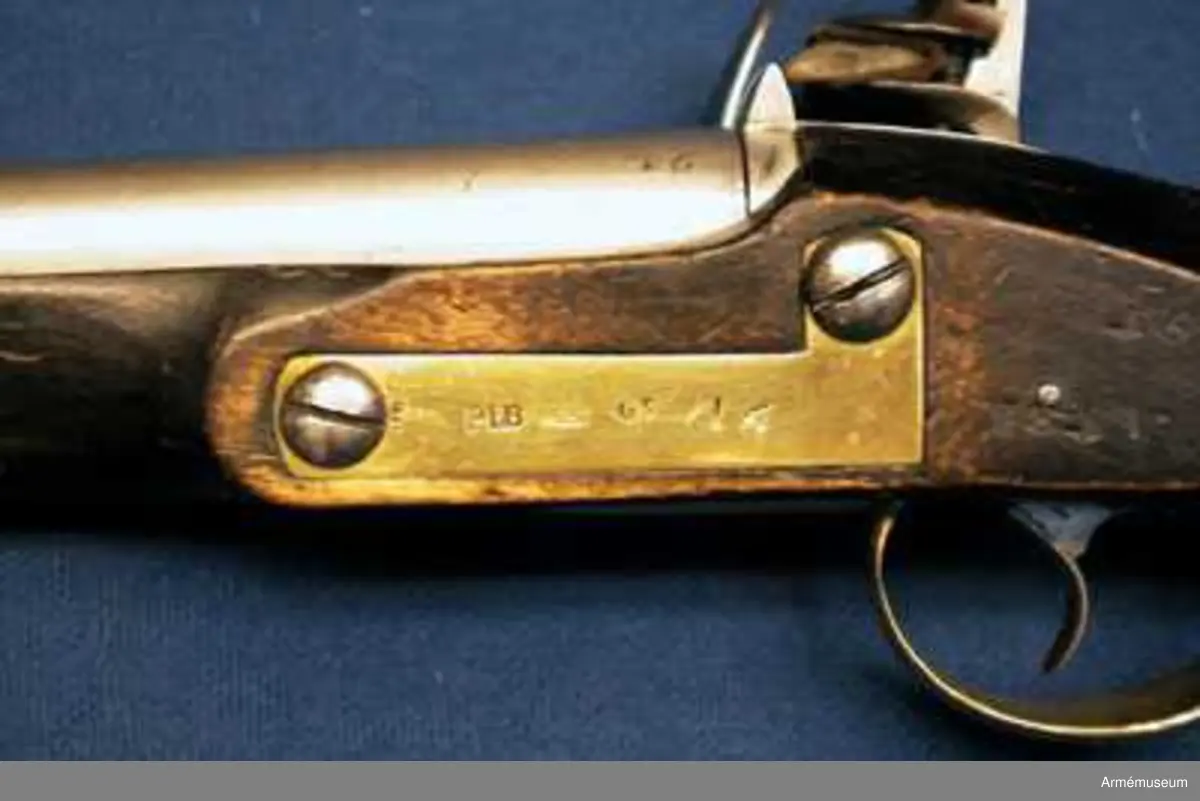 Flankörpistol m/1807 av Helvigs konstruktion, med flintlås. Kaliber: nominal 16 mm, verklig 16,55 mm. PIPAN är rund. Svansskruven har baktill en hake, som är inpassad i ett hål på det vid stocken fästa svansjärnet. Ett båtformigt mässingskorn sitter 4,1 cm bakom mynningen. På svansjärnet sitter ett högt ståndsikte. Svanskruvsjänet fasthålles av en uppifrån isatt korsskruv. På pipans översidan monogram av I T samt G B och en otydlig stämpel. På vänstra sidan numret 46 och på undersidan ett R. Loppet är slätborrat.

LÅSET har platt bleck, fängpannearm och eldskärm. Studeln har en egendomlig, kantig form. Slag- och eldstålsfjädrarna är så krökta att den främre låsskruven går inom deras bukter. På bleckets insida monogram av I M.

STOCK av björk och svart. På V sidan bakom sidblecket inslaget nummer 46 och årtalet 1811. Till V om varbygelns främre arm står nummer 29.

BESLAG av mässing. Kolvkappan har rätt korta, avrundade flikar och är hoptryckt från sidorna. Den fasthålles av en skruv i centrum. Varbygelns bakre arm går ned till kolvkappan och fasthålles av en skruv. Den korta främre varbygelsarmen har docka. Sidblecket är platt och böjt i rät vinkel. Pipan fasthålles av två band, vilka kvarhållas av stift. Näsbandet är ganska långt, litet utskuret för kornet och har nedtill en kort, bakåtgående spets. Det nedre bandet har en kort, framåtriktad spets. På sidbleckets utsida numret 46, G.S, PLB, otydlig kronstämpel och en stämpel med tre bokstäver, av vilka den första är oläslig och de två andra P S. På insidan siffran 5. På kolvkappans vänsta flik en understruken tvåa och under detta "21".Pistolen har "anslagsjärn" (se AM 34897) och är sålunda avsedd för löskolv.

Ett par pistoler m/1807 bestå av en blänkare- eller flankörpistol, lika den ovan beskrivna, samt en studsarepistol (se AM 34897). Till varje pistolpar hörde en löskolv, även kallad "löst anslag" och en lös järnladdstock. Löskolven och laddstocken passa till bägge pistolerna.
