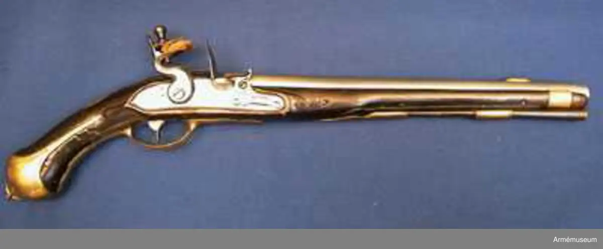 Pistol med flintlås.
Beslag av mässing. Laddstock av trä med mässingsbeslag. På kammarstycket ett krönt F samt bokstaven Ö. På kolvhalsen en mässingsmedaljong med Gustaf III:s krönta namnschiffer. På kolvhalsens H sida nummer 25 inskuret och på dess motsvarande bokstäverna V B. Vid kolvknappen en ring av järn fästad, pistolen tycks vara par med AM 1932:4769.