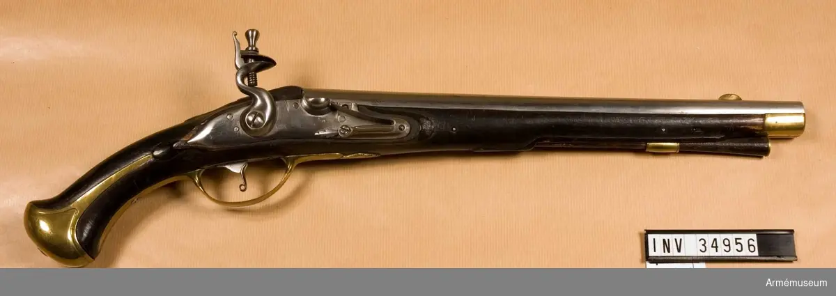 Pistol med flintlås.
Har använts av ryttare Nr 2 i Majorens kompani vid Livregementets kyrassiärkår.