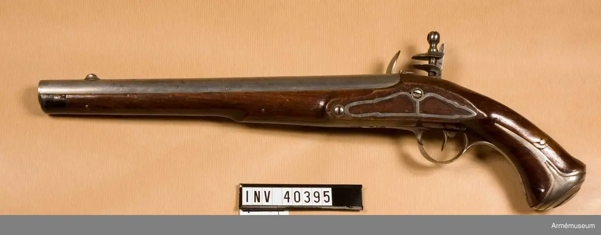 Grupp E III c.
På pipornas översida i förgylld text "v: Cardell". Låsblecken signerade "Malherbe fbt d'armes à Liège". Beslag av järn. Pipa med räfflat lopp. Tillh Cardell.
