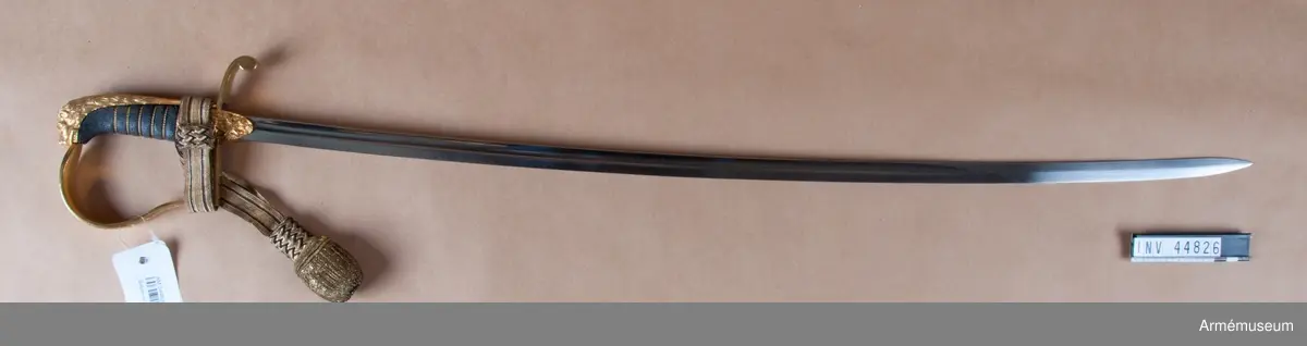 På insidan av handbygeln är ingraverat: "Lars Tingsten från en god vän".