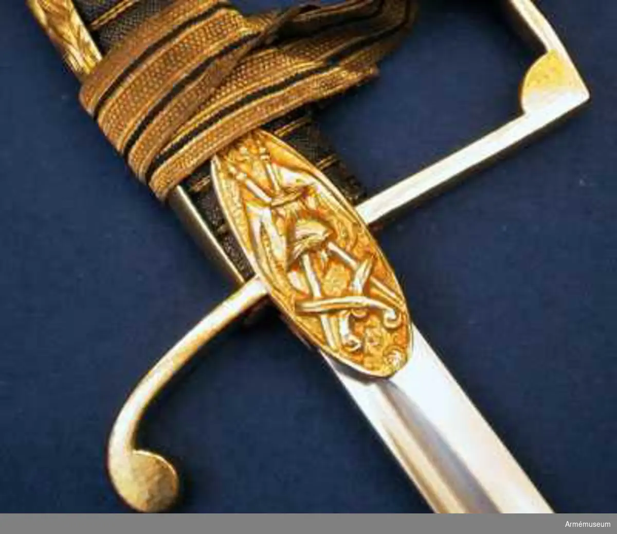 På insidan av handbygeln är ingraverat: "Lars Tingsten från en god vän".