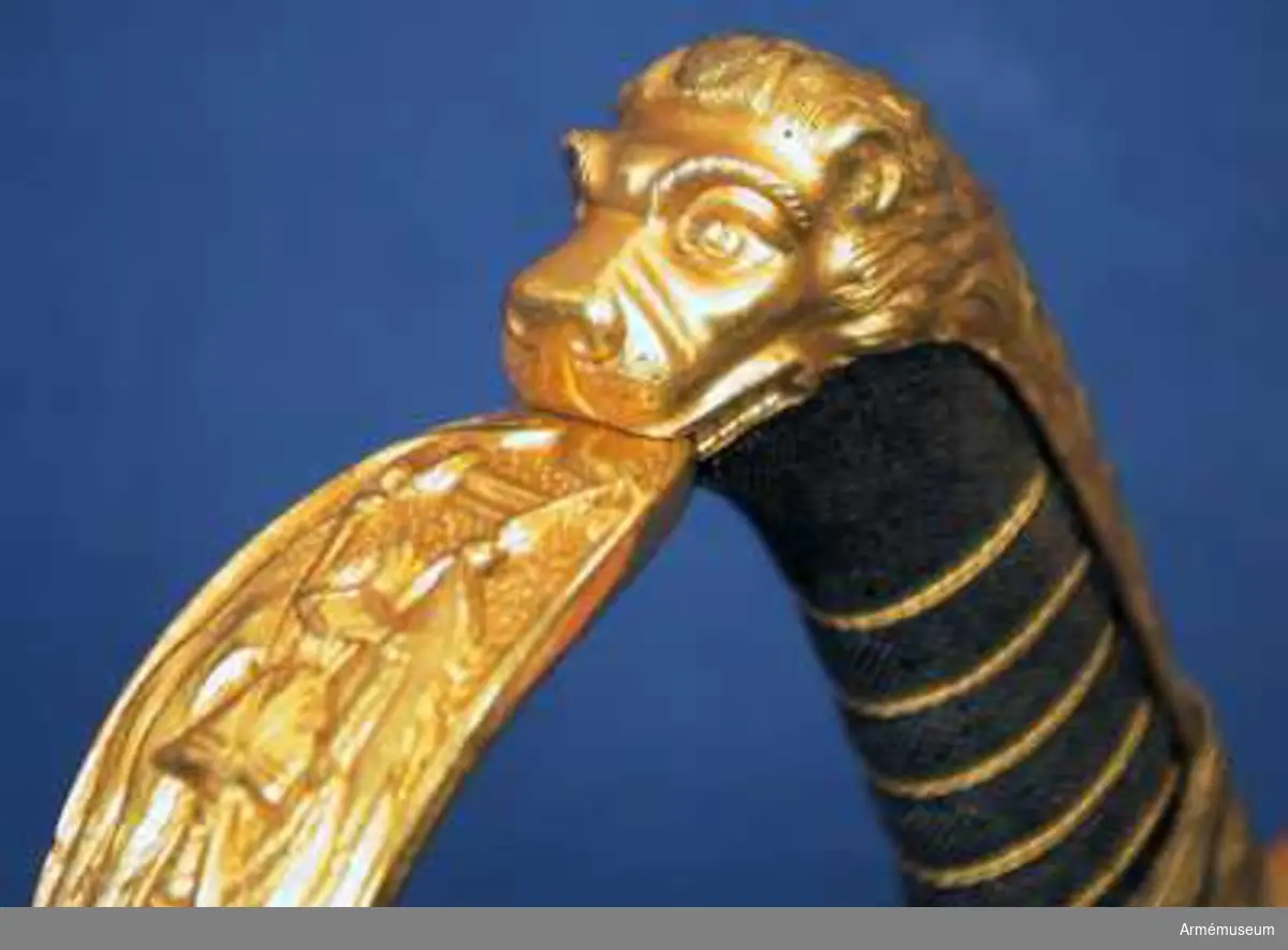 På insidan av handbygeln är ingraverat: "Lars Tingsten från en god vän".