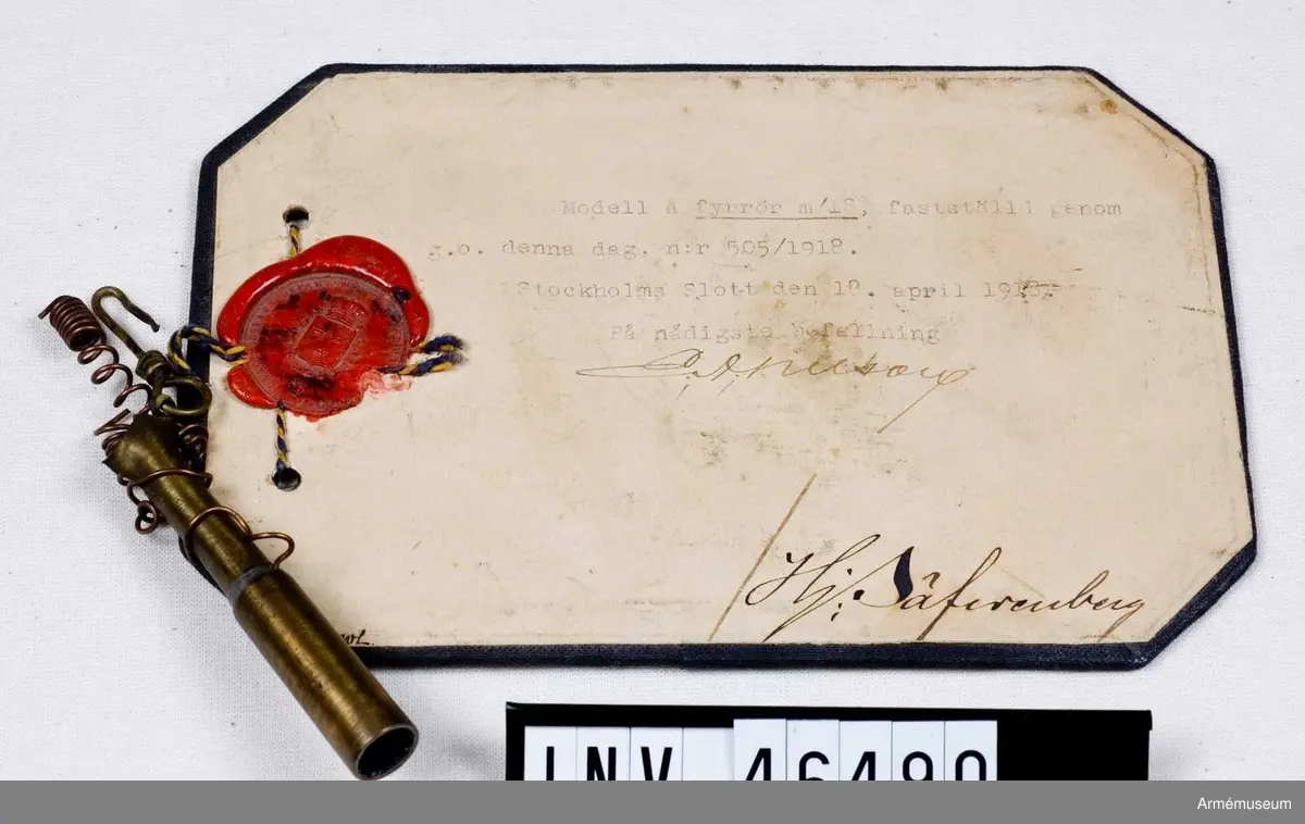 Grupp E V.
Text på modellappens baksida: Fyrröret har genom explosion blivit söndersplittrat. Stockholm den 4 mars 1920. På befallning Erik(?) Zetterberg adjutant