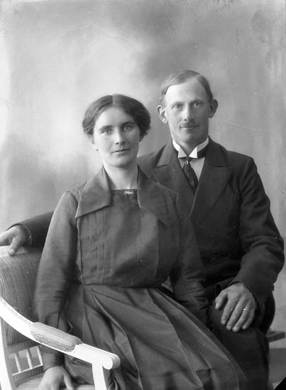 Enligt fotografens journal nr 4 1918-1922: "Leandersson, Herr Artur Ödsmål".